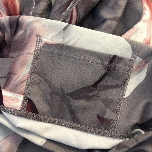 Fabletics Gray Floral Athletic Yoga Cropped Workout Leggings Size Small - Picture 6 of 6